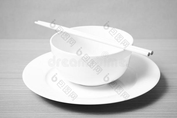 空碗与筷子黑白色调风格