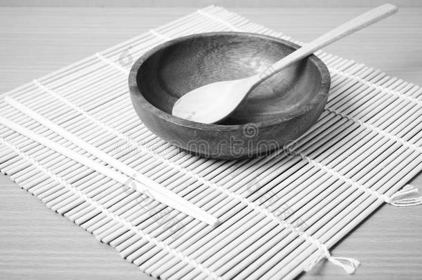空碗与筷子黑白色调风格