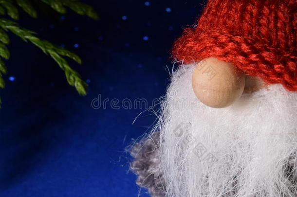 圣诞卡-特写GNOME在蓝色星光背景