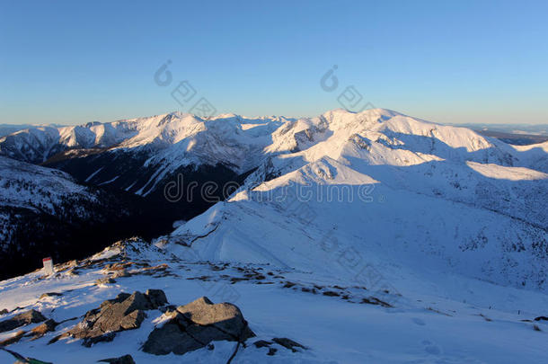 日出时塔特拉山脉冬季全景图