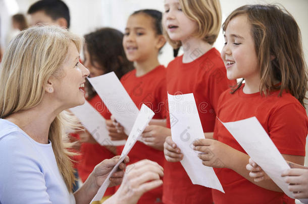 歌唱组的孩子们受到老师的鼓励