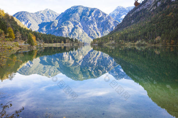 奥地利背景绿色湖风景