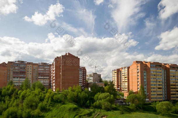 从多层建筑的窗户看到城市的景色