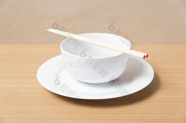 带筷子的空碗