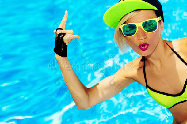 女孩在游泳池炎热的夏天RNB派对风格