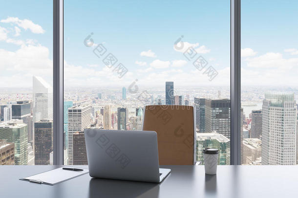 一个现代全景办公室的<strong>工作</strong>场所，有纽约的景色。 一张灰色的桌子，棕色的皮革椅子。