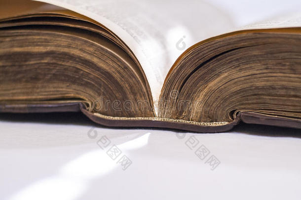 角度打开圣经，详细说明脊柱和页面边缘