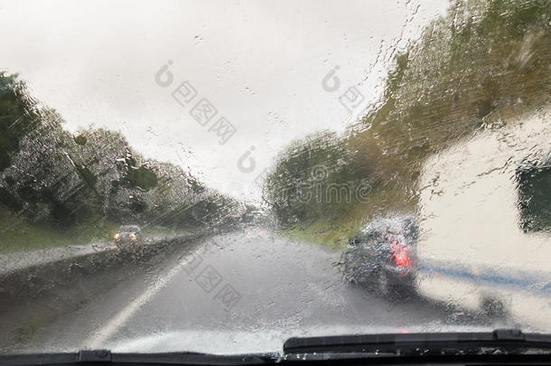 汽车大篷车倾盆大雨驱动法国