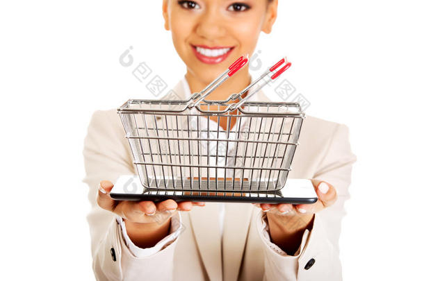 有购物车和平板电脑的女商人。