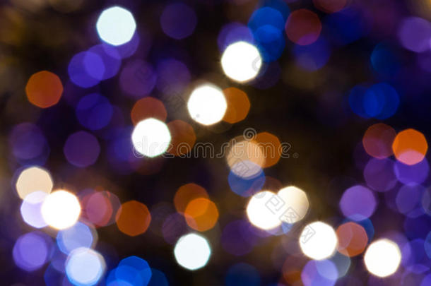 深蓝色和紫罗兰闪闪发光的圣诞灯