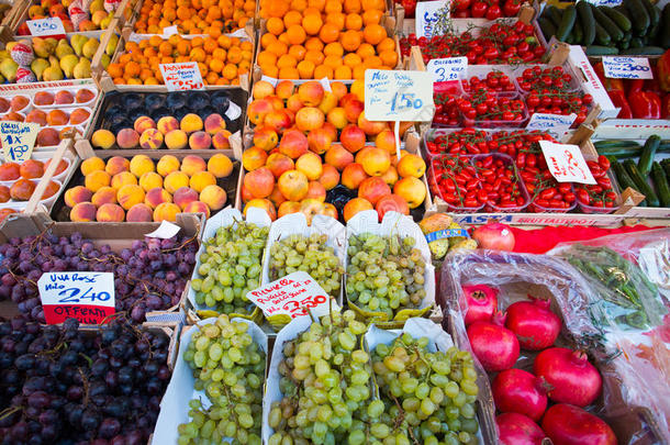 水果市场有五颜六色的水果和蔬菜