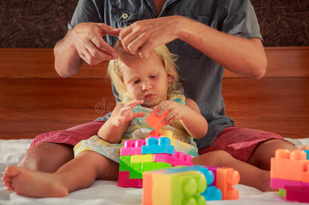 女孩玩玩具<strong>建造师</strong>父亲刷她的头发