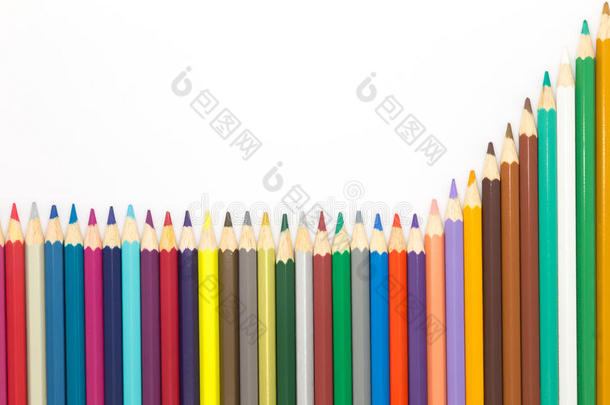 在白色背景上画彩色铅笔，在白色背景上画彩色木制铅笔