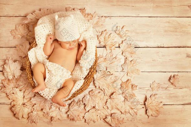 婴儿睡秋木，新出生的孩子，睡着的新生儿