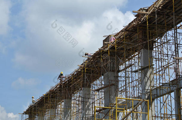 一组建筑工人制作梁模板