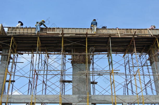一组建筑工人制作梁模板