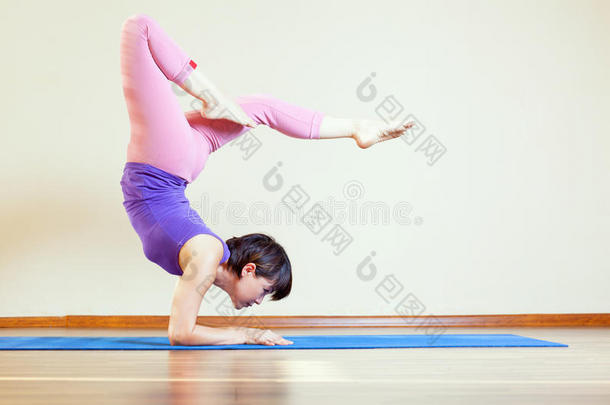 亚洲女子在<strong>垫子</strong>上练习瑜伽