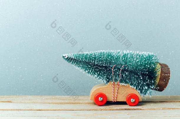 玩具车上的圣诞树。 圣诞节节日庆祝概念
