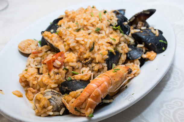 一盘海鲜米饭图片，与贻贝，蛤蜊，虾，贻贝