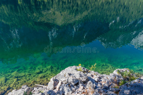 美丽的高山湖景观，清澈的绿水和背景的山脉，古索塞，奥地利