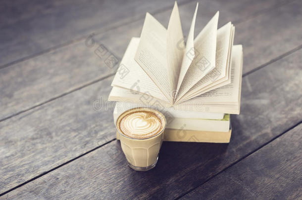 一杯咖啡和一包书在老式风格的地板上