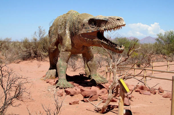 沙子里的恐龙模型