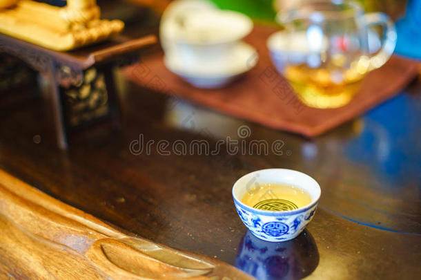 一杯全叶莱桑苏冲茶，一种<strong>浓郁</strong>的烟熏味茶