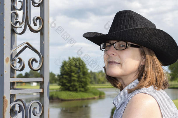 一个戴着眼镜和黑色牛仔帽的女人的漂亮头像。