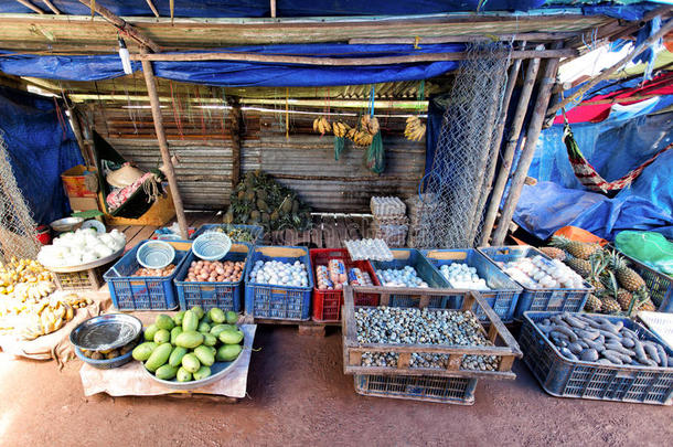 农民们在星期天的市场上出售他们的产品，如鸡蛋、蔬菜和鱼。