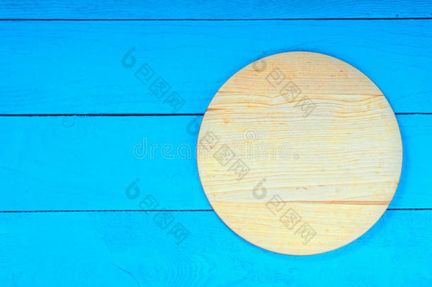 木制厨房桌子上的切割板