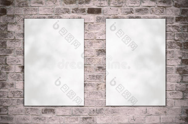 空白折叠纸海报挂在旧砖墙上