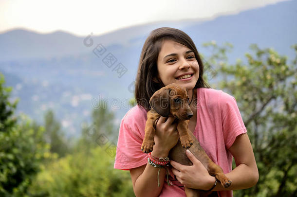 女孩在山上抱着小狗