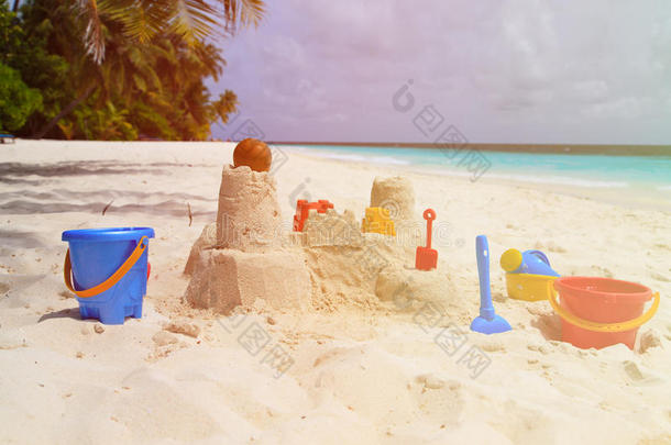 沙滩上的沙滩城堡和儿童玩具