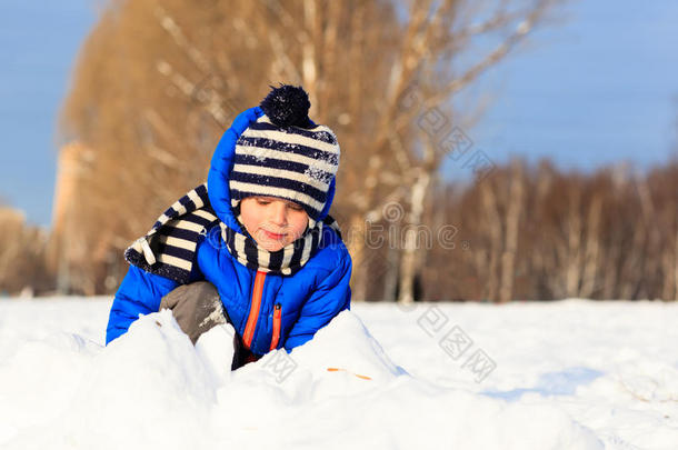 冬天下雪的户外可爱的小男孩