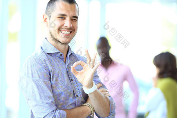商人竖起大拇指展示ok标志。