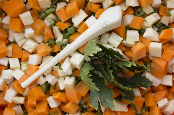 切碎的芹菜，芹，胡萝卜和芹菜梗