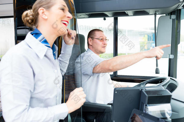 公共汽车或教练司机和<strong>导游</strong>