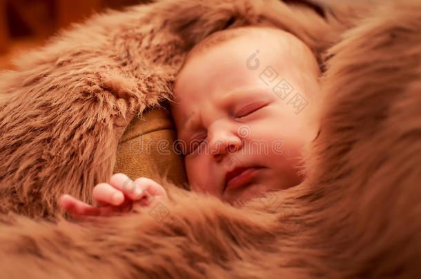 新生儿睡眠脸的特写肖像