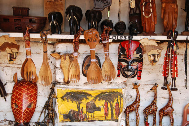 坦桑尼亚伊林加市场出售的非洲工艺品