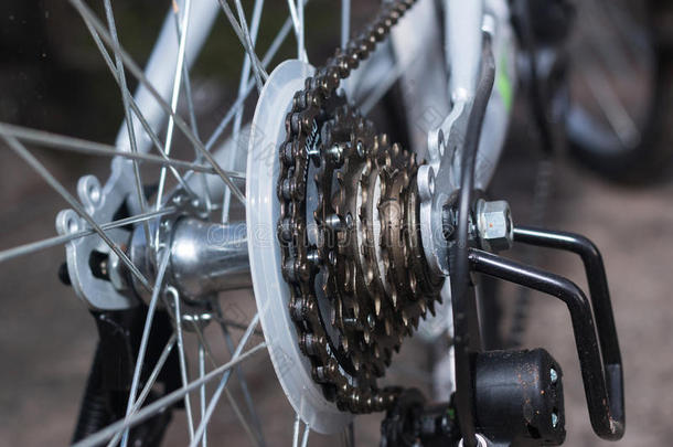 带链条和链轮的自行车后轮详图