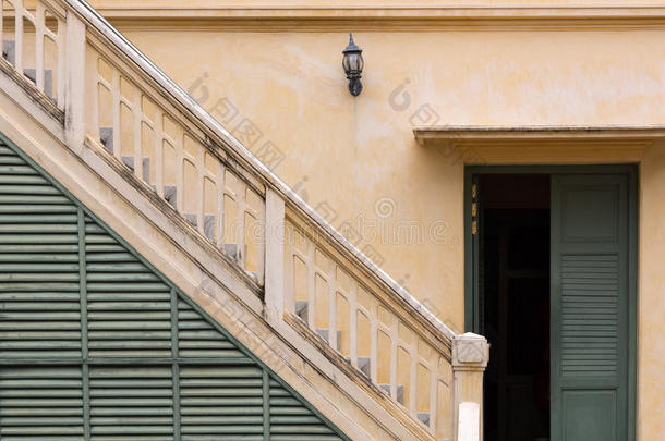 复古楼梯和门的经典风格。