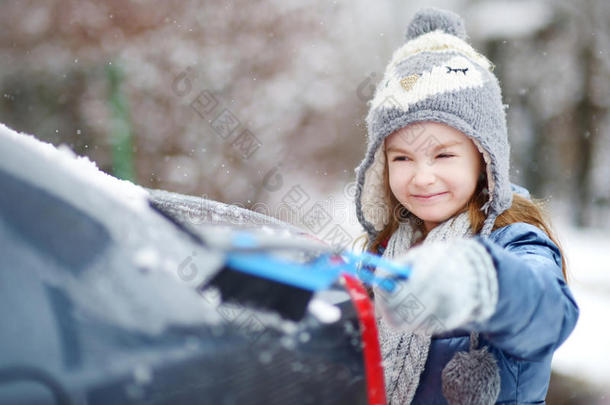 可爱的小<strong>女孩</strong>帮助刷雪