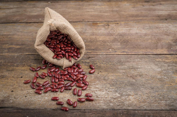 干燥的红豆在麻布袋里，红豆在麻布袋里