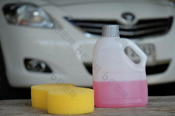 清洁汽车背景上的洗发水和海绵