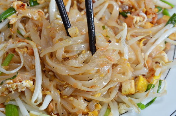 筷子采摘泰国炒面条