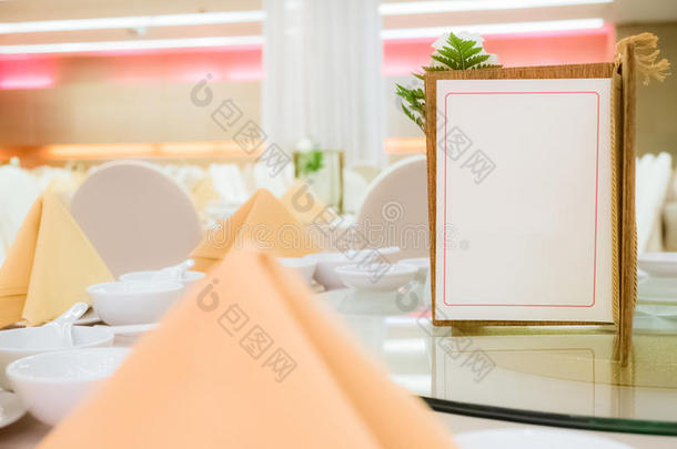 中式桌子上的空白菜单卡