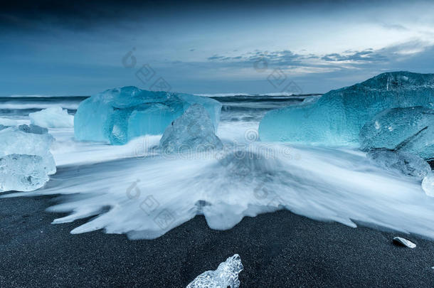 冰环礁湖中的冰山-冰岛约库萨隆。