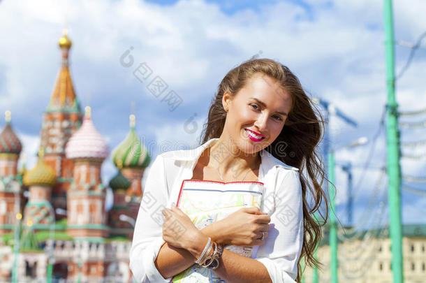 年轻漂亮的女孩拿着莫斯科的旅游地图