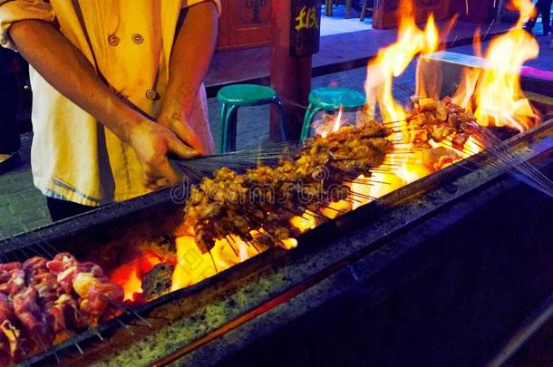 美味的街头食品烧<strong>烤羊肉串</strong>在中国