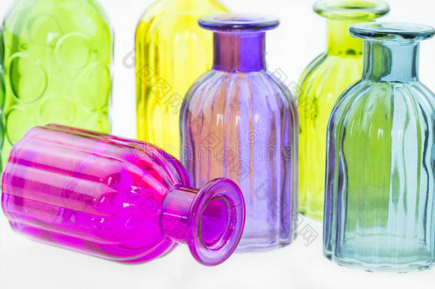 玻璃瓶隔离在白色背景上，彩色玻璃设置在白色背景上，玻璃为淡水，老式玻璃一套
